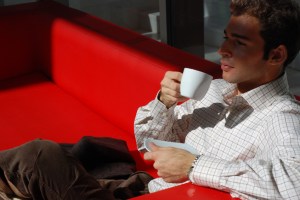 Koffiedrinken op de bank Koffiedrinken op de bank